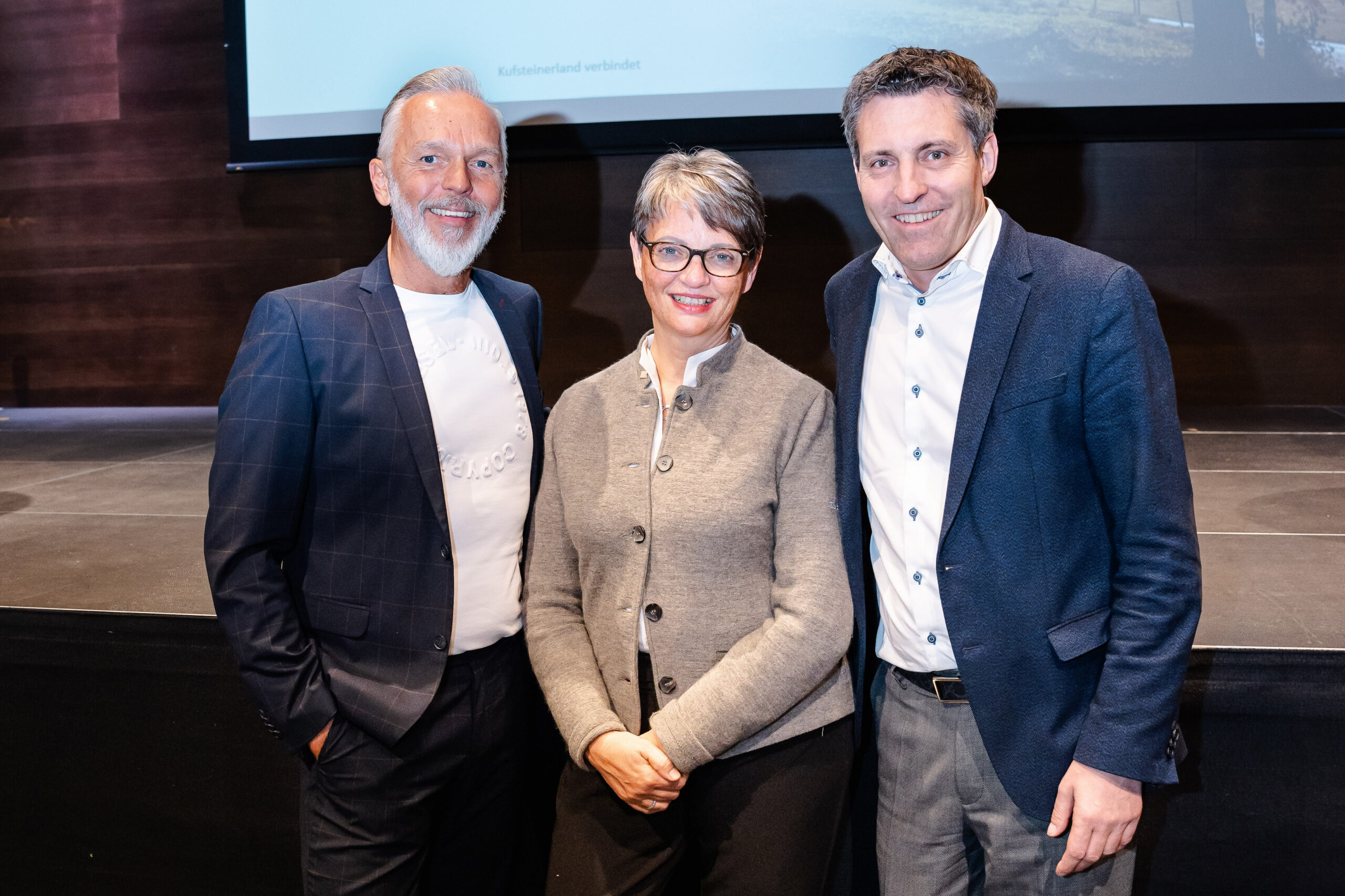 https://unserweg.kufstein.com/wp-content/uploads/2024/10/Pressefoto_Obmann-Georg-Hoerhager_GF_Sabine_Mair_Aufsichtsratsvorsitzender-Helmut-Naschberger_CTVB_Kufsteinerland_Thorben_Jureczko-06-scaled.jpg